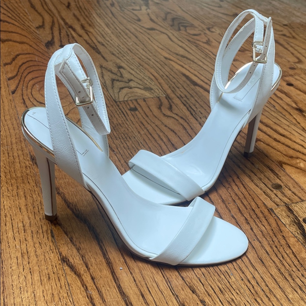 Aldo sz 7.5 Elegant White Heels -- single strap